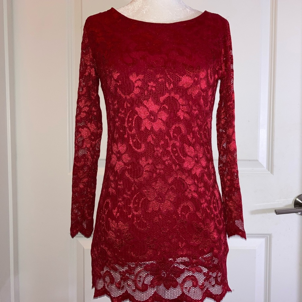 VENUS | small | red | floral lace design with long sleeves | blouse / tunic